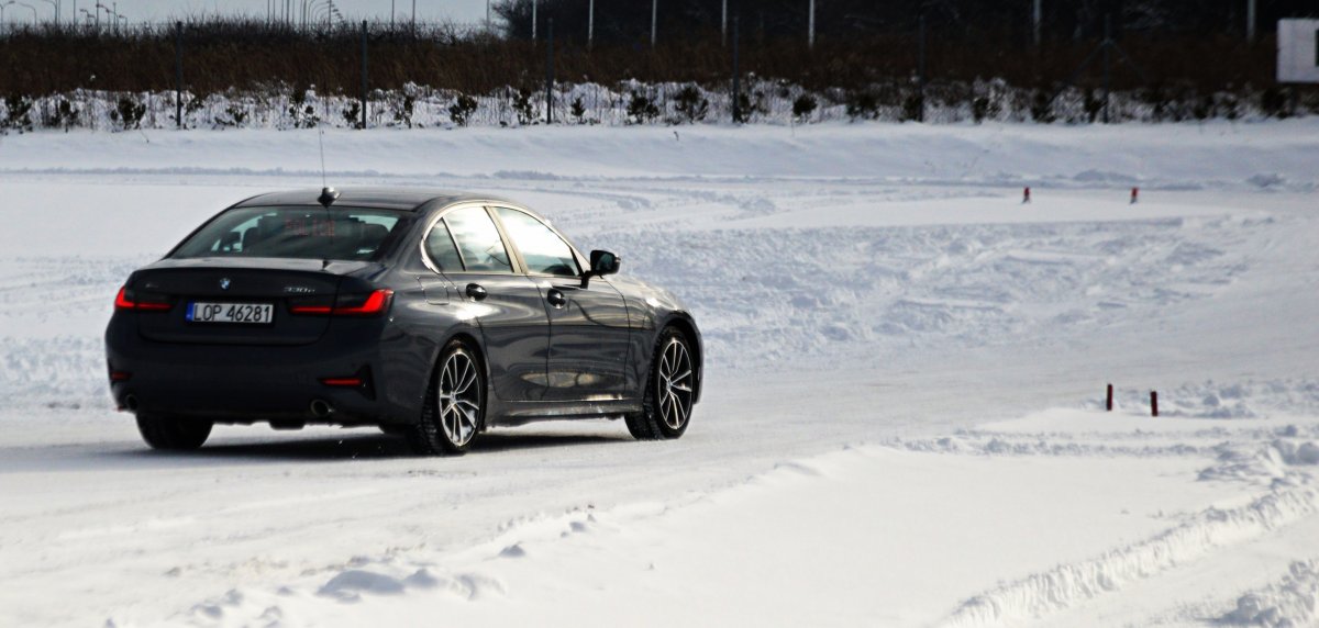 Nieoznakowany radiowóz marki BMW porusza się z dużą prędkością po torze.