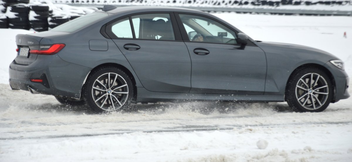 Nieoznakowany radiowóz marki BMW porusza się z dużą prędkością po torze.