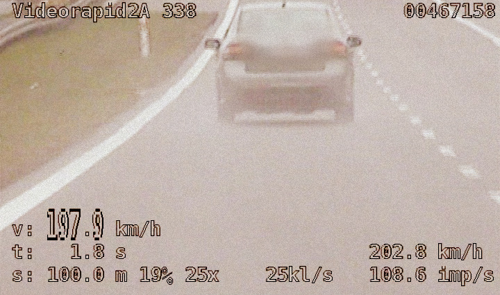 samochód marki Saab jadący drogą ekspresową z prędkością prawie 200 km/h