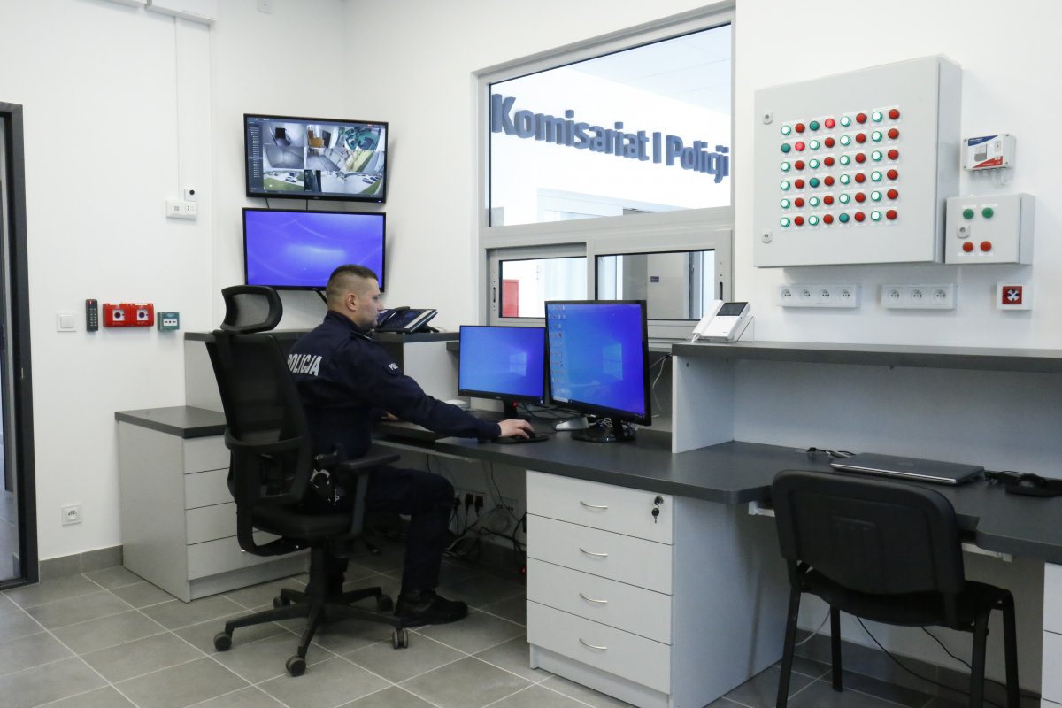 Dyżurka Pierwszego Komisariatu Policji w Lublinie. Przy biurku siedzi dyżurny ubrany w granatowy mundur.