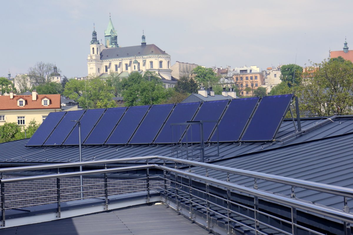 Kolektory słoneczne na dachu budynku pierwszego komisariatu.