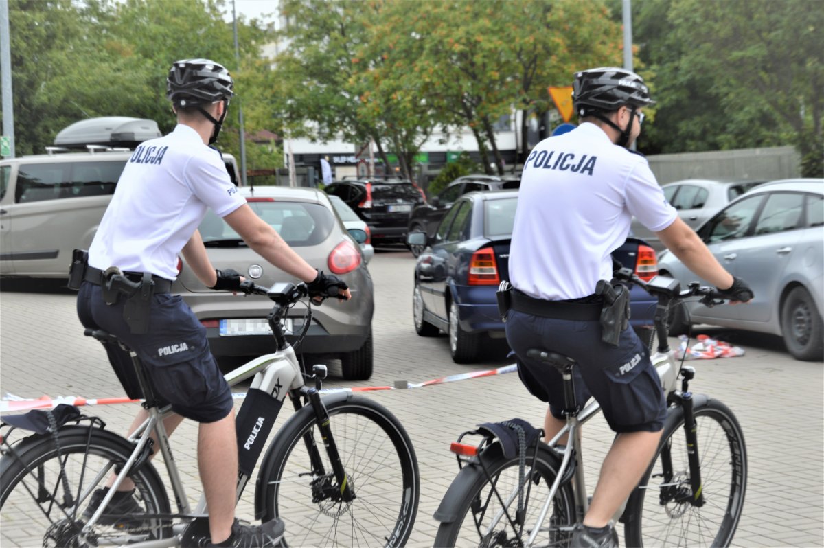 policjanci jada na rowerach