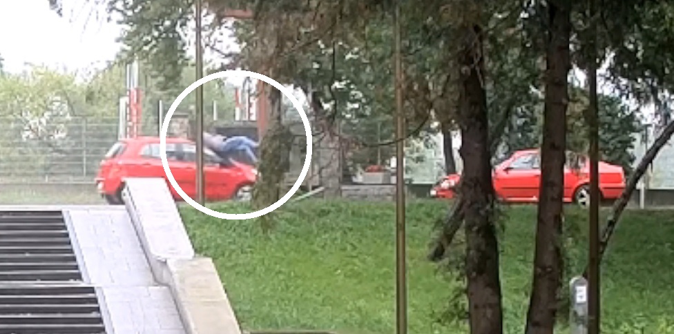 Stop klatka z kadru miejskiego monitoringu. Zdjęcie przedstawia moment potrącenia mężczyzny na przejściu dla pieszych.