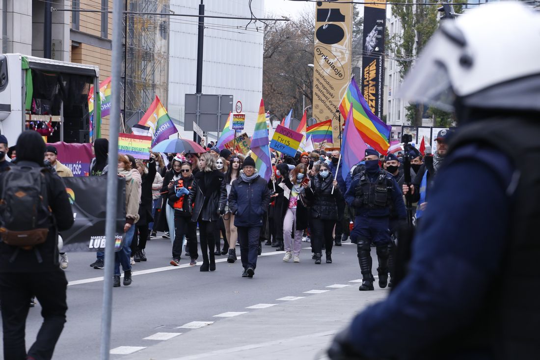 policjanci zabezpieczają marsz