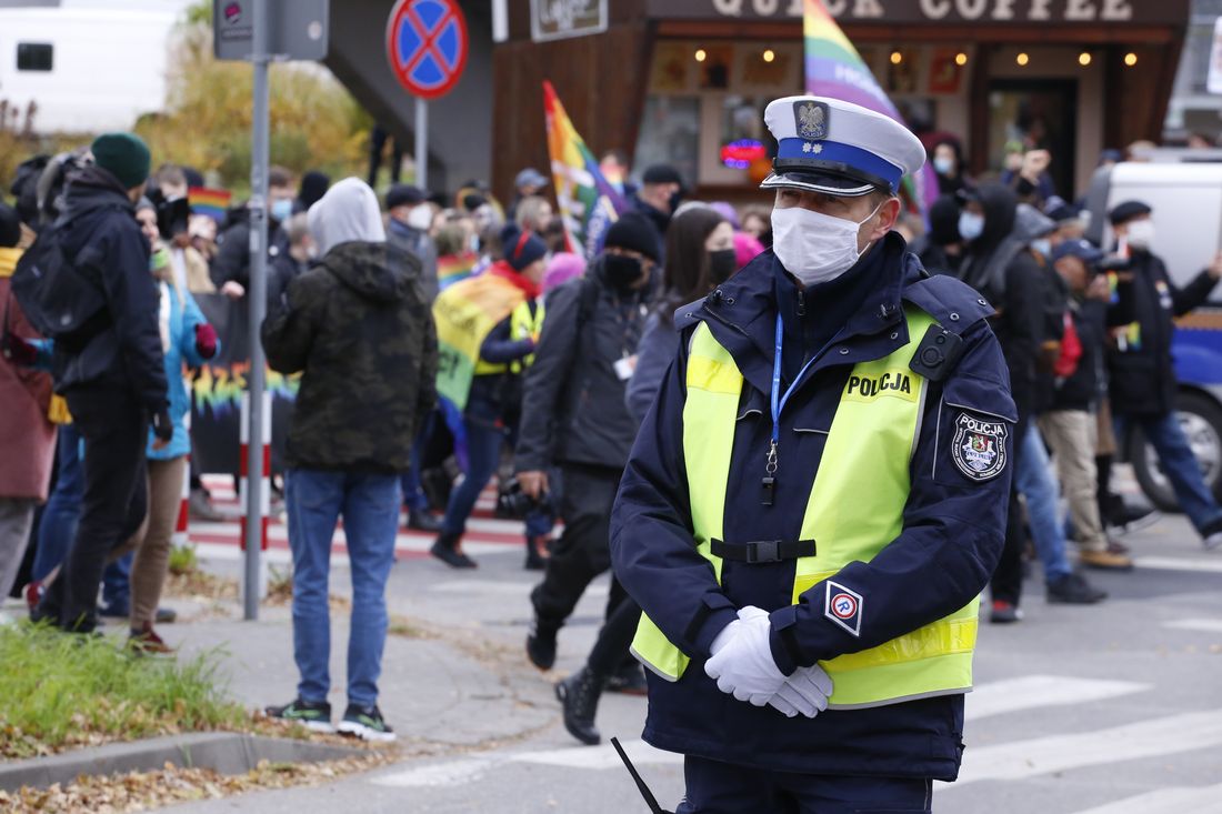 policjanci zabezpieczają marsz