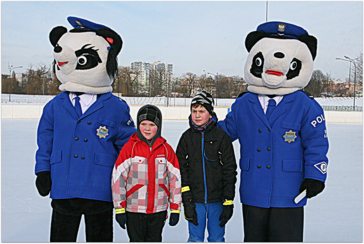 “Sierżant Poli” I jego przyjaciółka “Sierżant Alicja” razem z dziecmi na lodowisku.