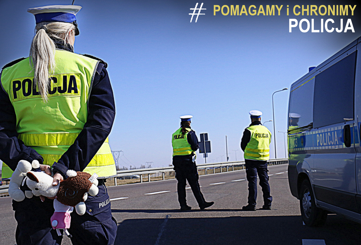 Zdjęcie przedstawia policjantów umundurowanych podczas służby. Policjantka trzyma w rękach misie przeznaczone dla dzieci z Ukrainy.