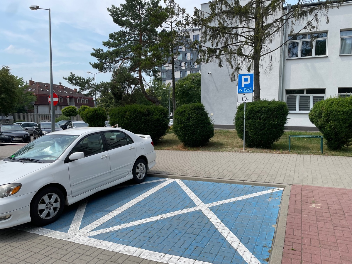 miejsca parkingowe dla niepełnosprawnych