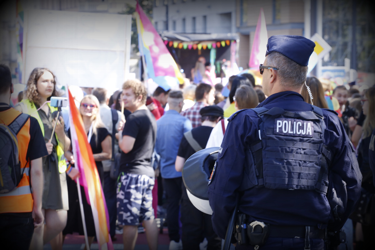 Policjant dba o bezpieczeństwo podczas marszu równośći.