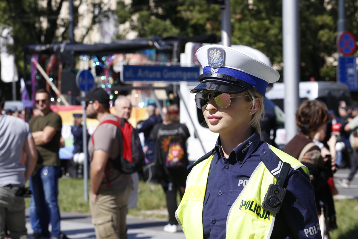 Policjantka z Wydziału Ruchu Drogowego Komendy Miejskiej Policji w Lublinie dba o bezpieczeństwo uczestników marszu.