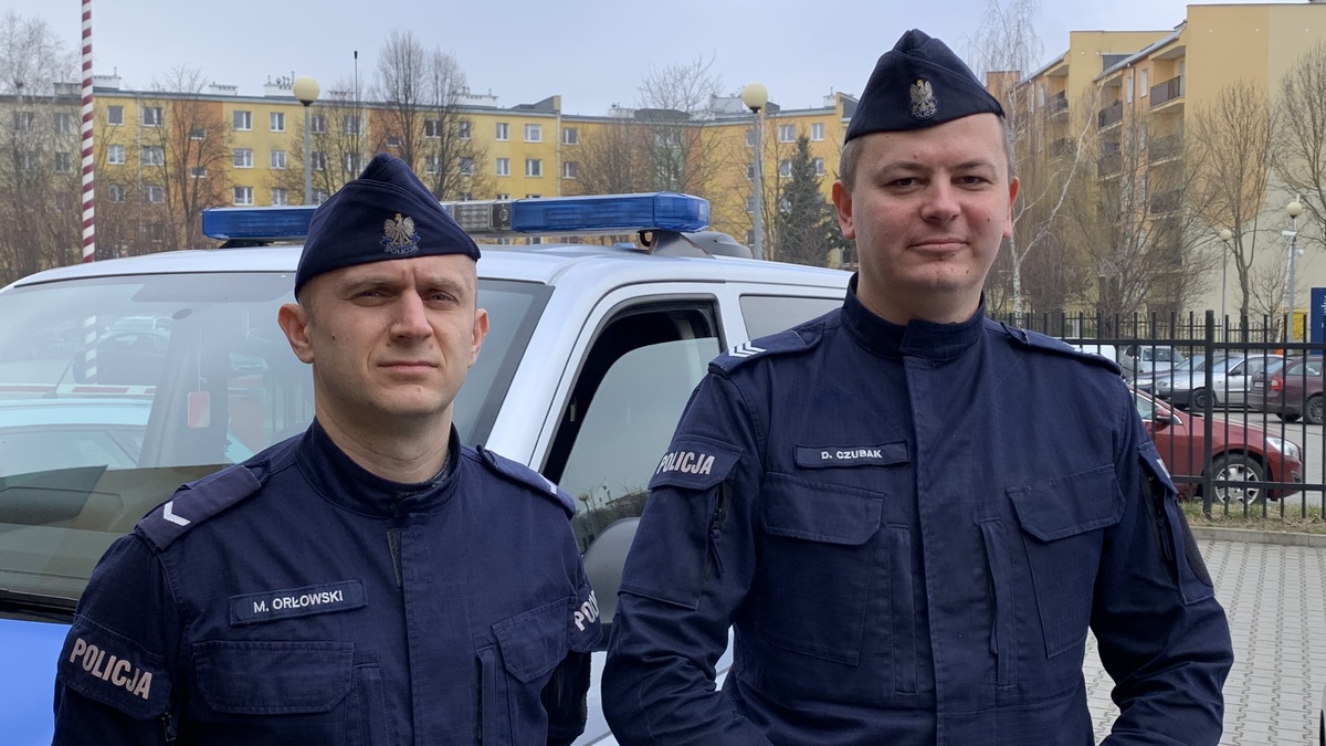 policjanci z 7. komisariatu sierż. szt. Dawid Czubak oraz sierż. Mirosław Orłowski