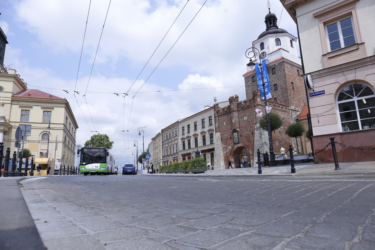 Zdjęcie przedstawia ulicę Królewską oraz Bramę Krakowską w Lublinie.