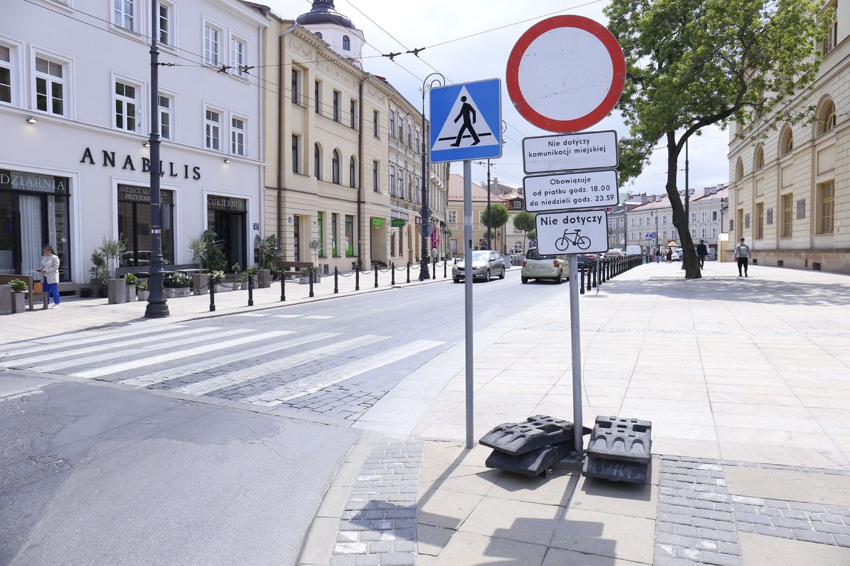 Zdjęcie przedstawia znak drogowy zakaz wjazdu na ulicy Królewskiej. Pod znakiem znajduje się tabliczka informująca w jakich dniach i godzina oraz dla kogo obowiązuje zakaz wjazdu. 