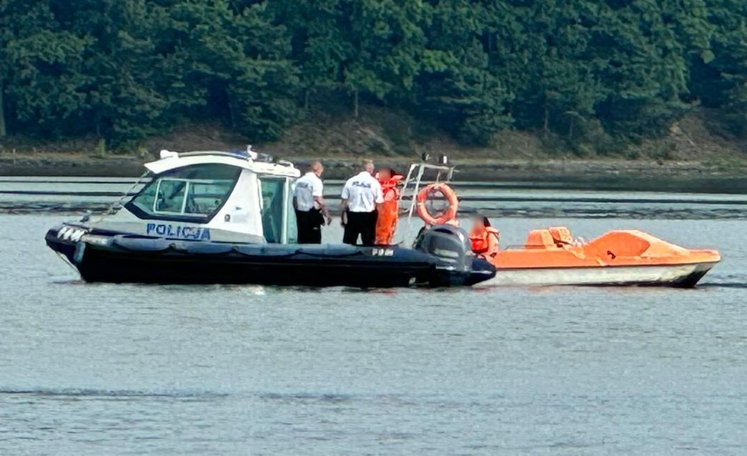 Policjanci pomagają mężczyźnie, który nie mógł wrócić na rower wodny.