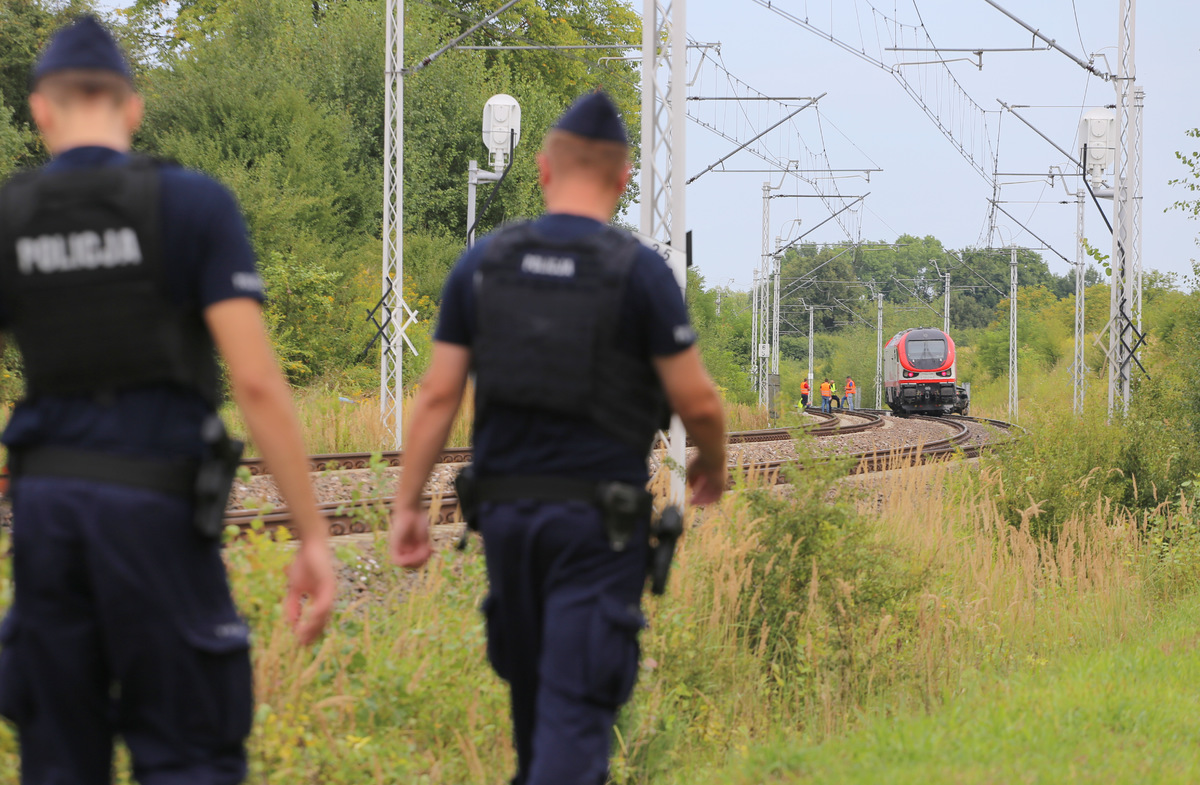 Policjanci przeszukują odcinek torów na jakim doszło do wypadku.