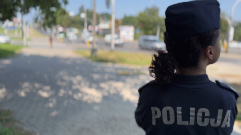 Policjantka obserwuje policyjnego drona.