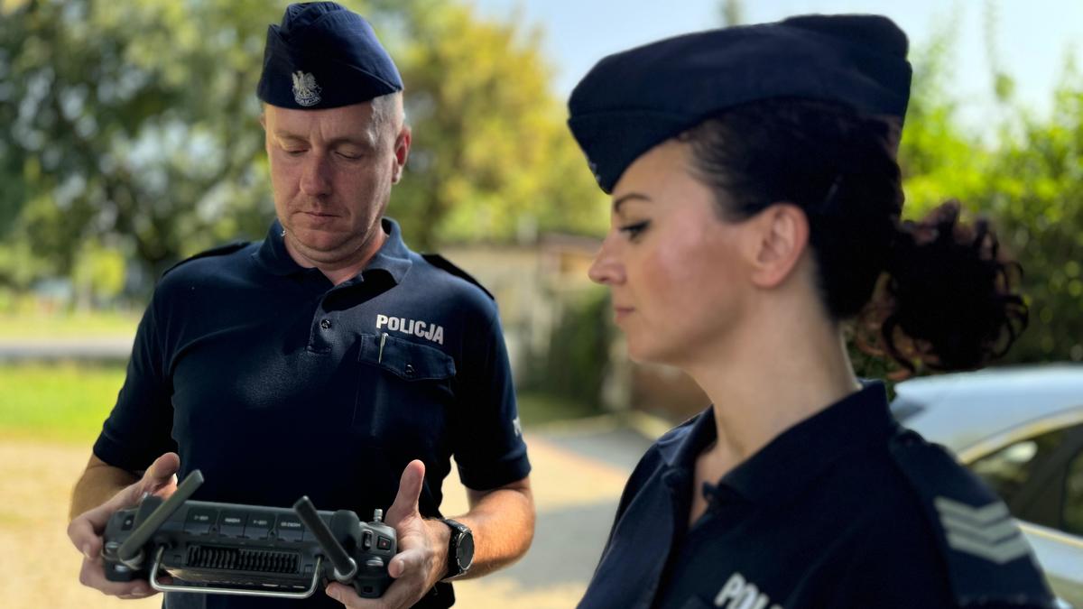 Policjanci sterują dronem.