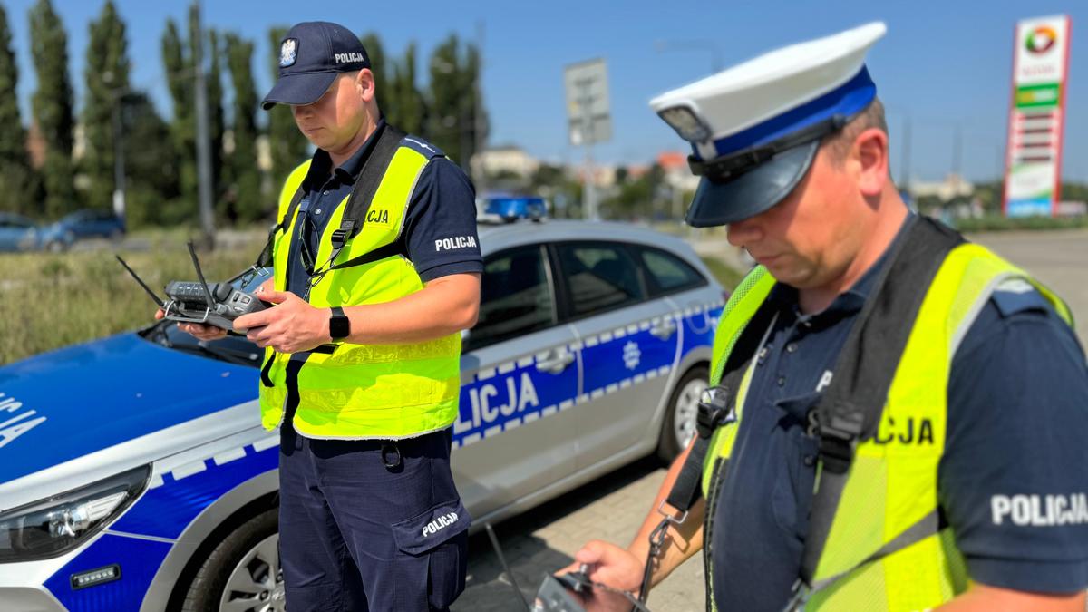 Policjanci sterują dronem.