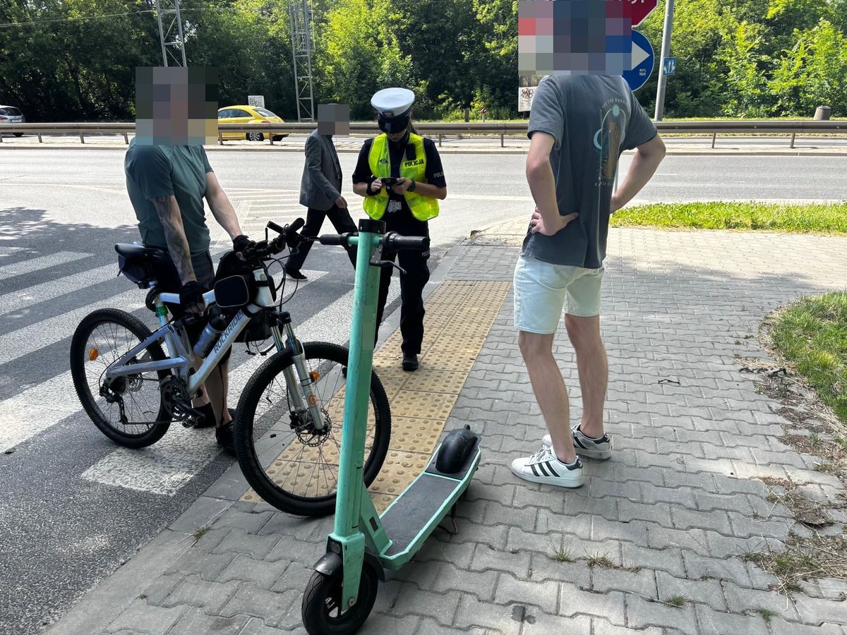 Policjanci kontrolują kierowców jednośladów.