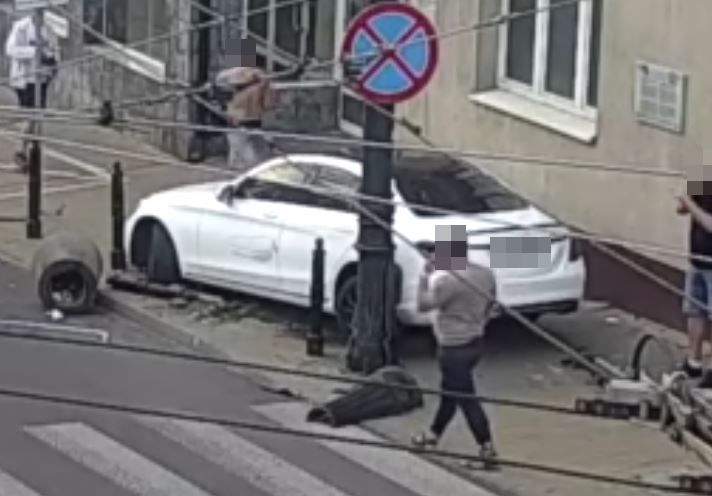 Ujęcie z kamery na której widać rozbite osobowse auto.