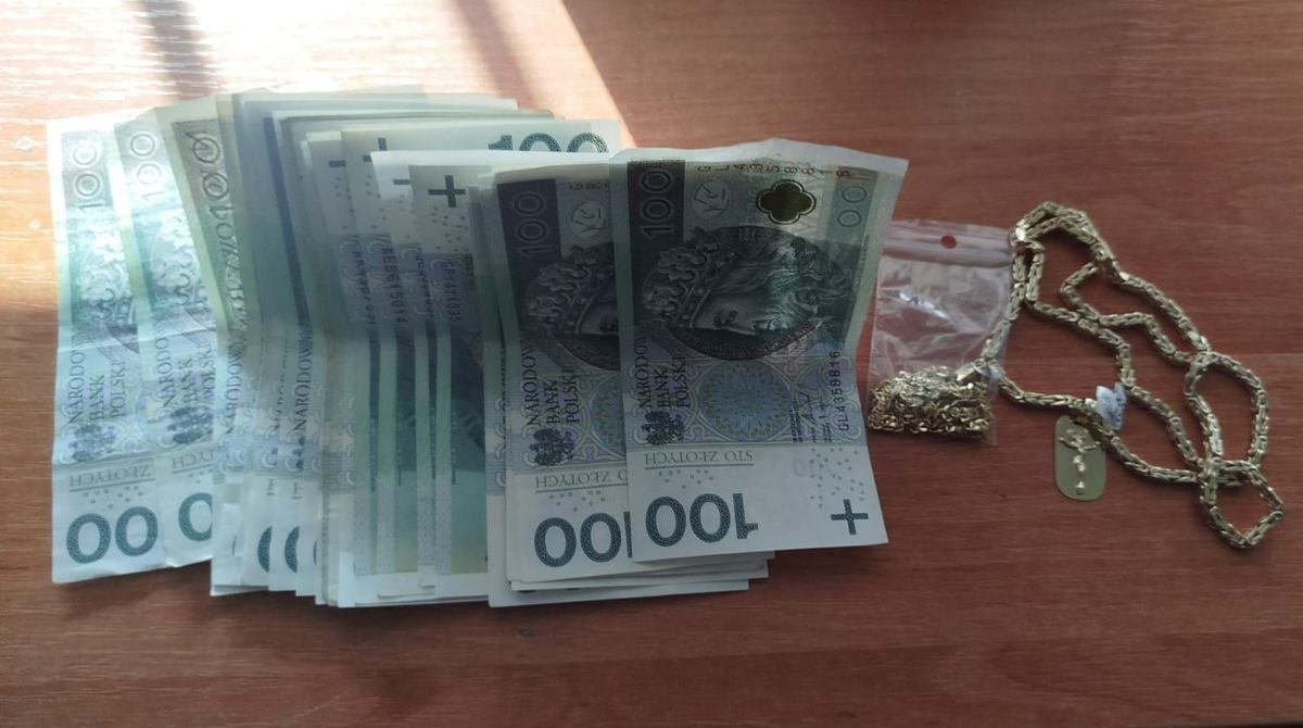 zabezpieczone pieniądze i skradziona biżuteria