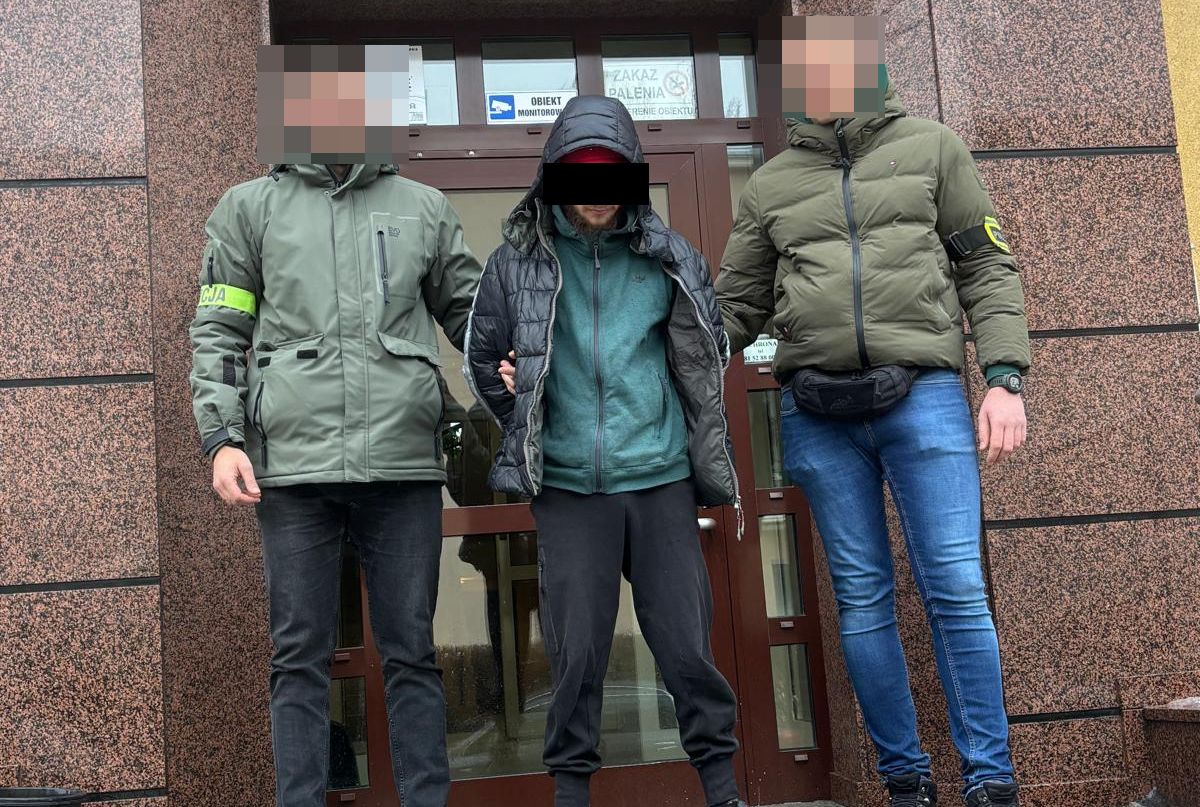 policjanci z zatrzymanym