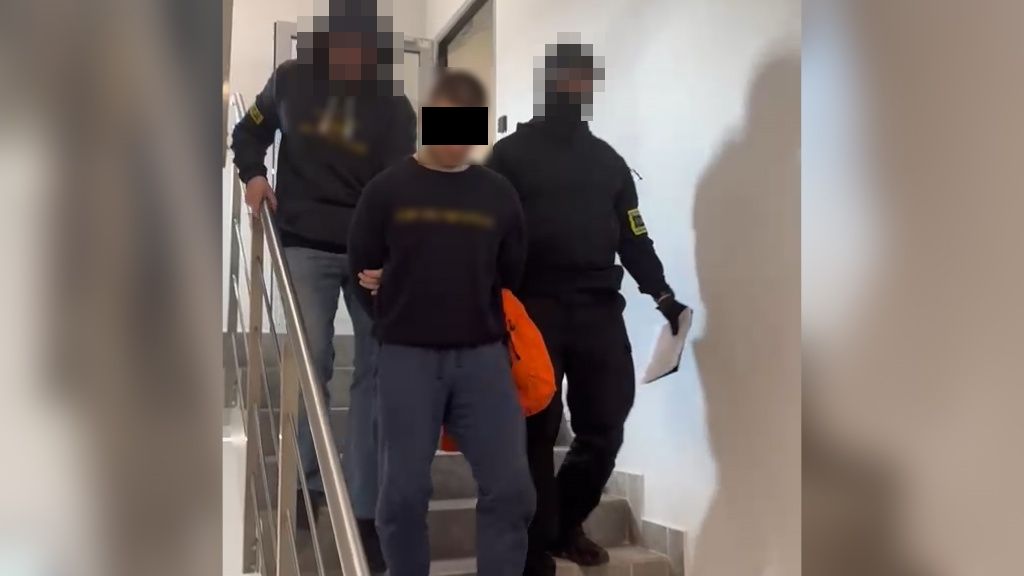 policjanci prowadzą podejrzanego