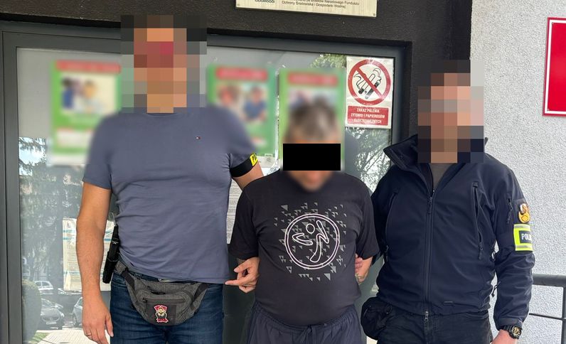 Policjanci z zatrzymanym mężczyzną