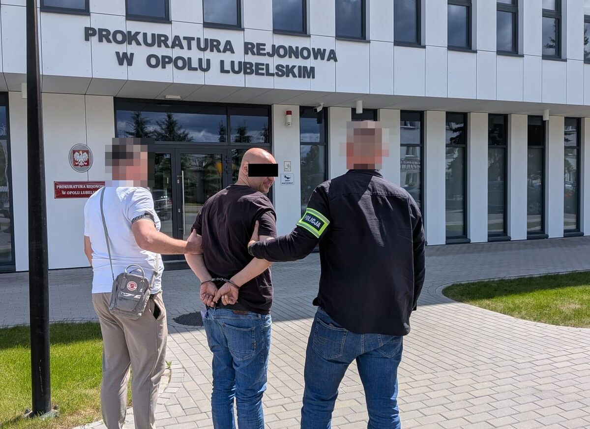policjanci prowadzą zatrzymanego