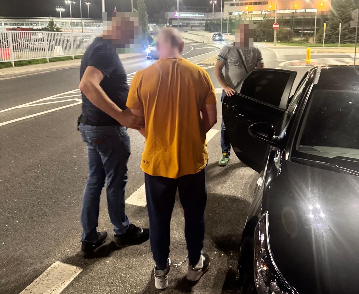 policjanci z zatrzymanym mężczyzną