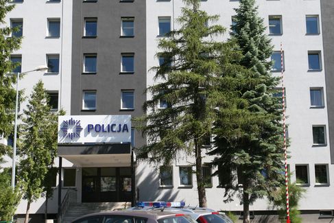 Siedziba Komendy Miejskiej Policji w Lublinie. Na zdjęciu widoczne jest wejście do budynku, nad którym znajduje się napis POLICJA 