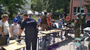 policjanci na festynie