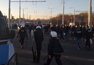 kibice idą na stadion