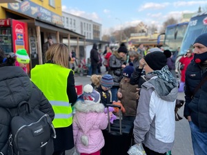 służby pomagają uchodźcom