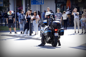 Policjant na motocyklu dba o bezpieczeństwo uczestników marszu równości.