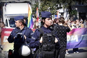 Policjantka i policjant ubrani w granatowy mundur dbają o bezpieczeństwo podczas marszu równości w Lublinie.