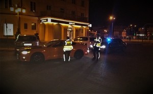 policjanci podczas kontroli samochodu w nocy