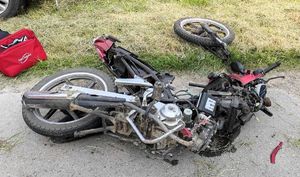 na zdjęciu uszkodzony, połamany motorower