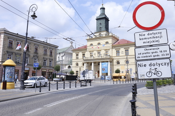 Zdjęcie przedstawia znak drogowy zakaz wjazdu na ulicy Królewskiej. Pod znakiem znajduje się tabliczka informująca w jakich dniach i godzina oraz dla kogo obowiązuje zakaz wjazdu.