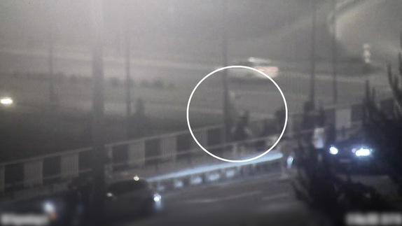 Ujęcie z kamery monitoringu na którym widać jak policjanci uratowali mężczyznę.