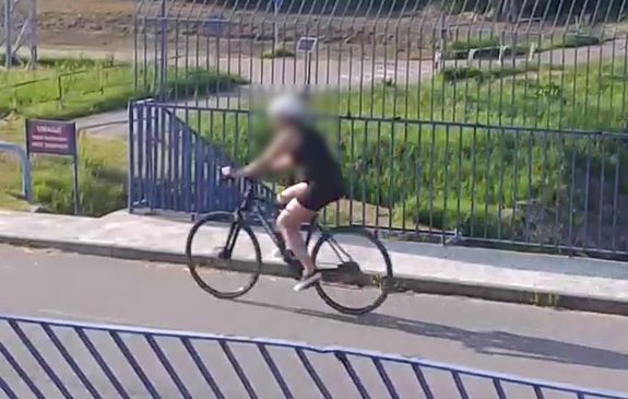 kobieta jadąca rowerem przed wypadkiem