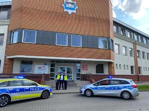 radiowozy, policjanci i policjantki