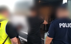 zatrzymany doprowadzany przez policjantów