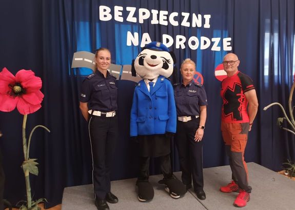 policjantki z policyjną maskotką i ratownikiem medycznym