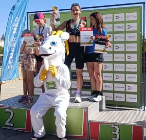 policjantka na zawodach biegowych