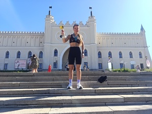 policjantka na zawodach biegowych z pucharem