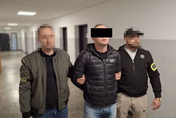 policjanci i włamywacz