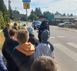 policjant z dziećmi na przejściu