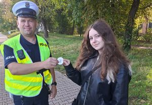 policjant i kobieta z odblaskiem
