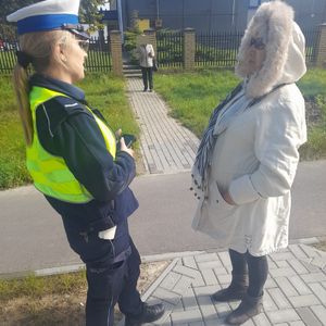 policjantka rozmawia z kobietą